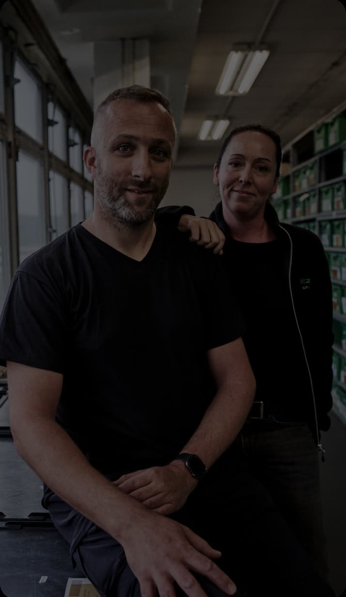 Zwei Mitarbeiter von Sälzer, die freundlich in die Kamera schauen. 