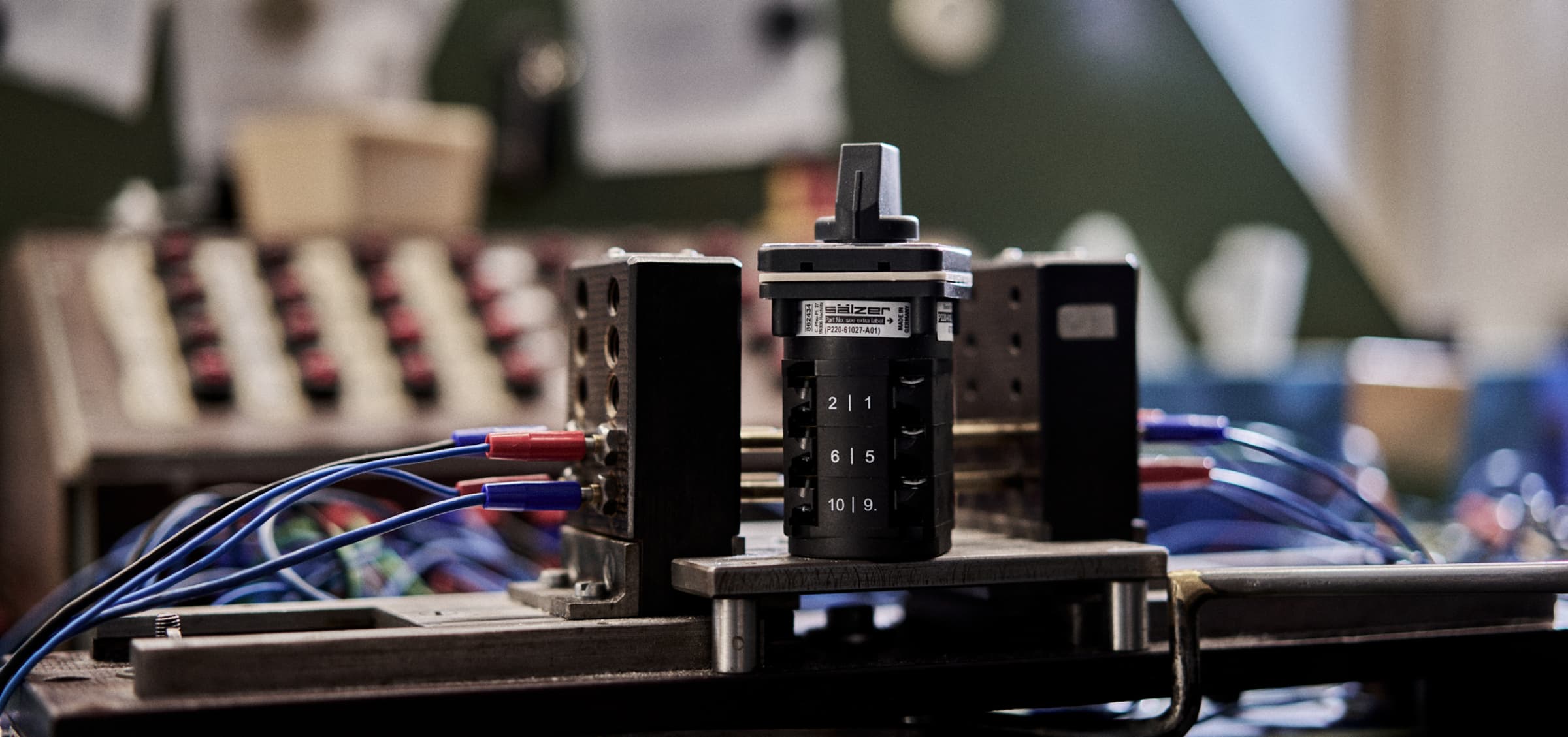 Ein Nockenschalter auf einem Tisch in der Fertigung