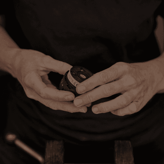 Hände einer Sälzer-Mitarbeiterin, die einen Schalter zusammenbaut. 