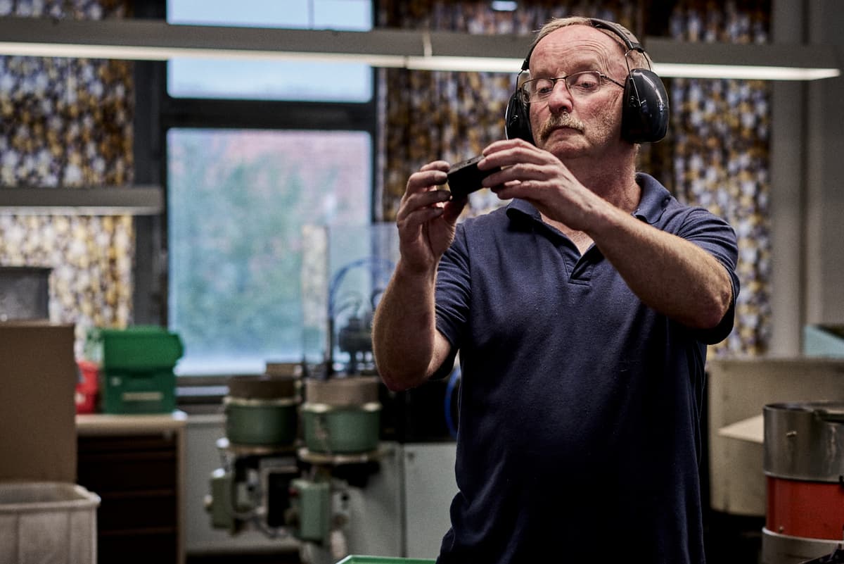 Ein Mitarbeiter von Sälzer, der prüfned einen Lasttrennschalter hochhält