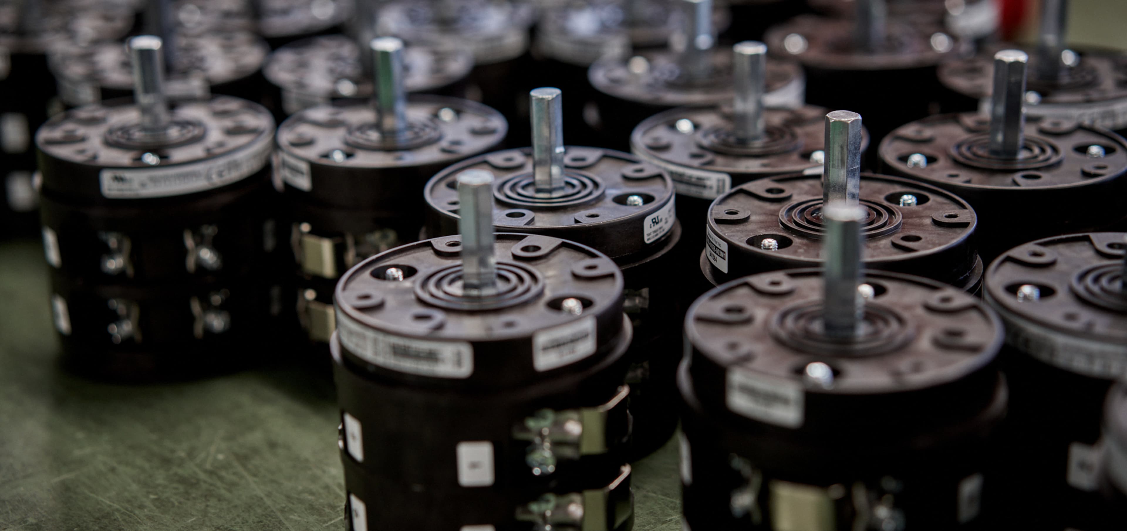 Aufgereihte Schalterbauteile