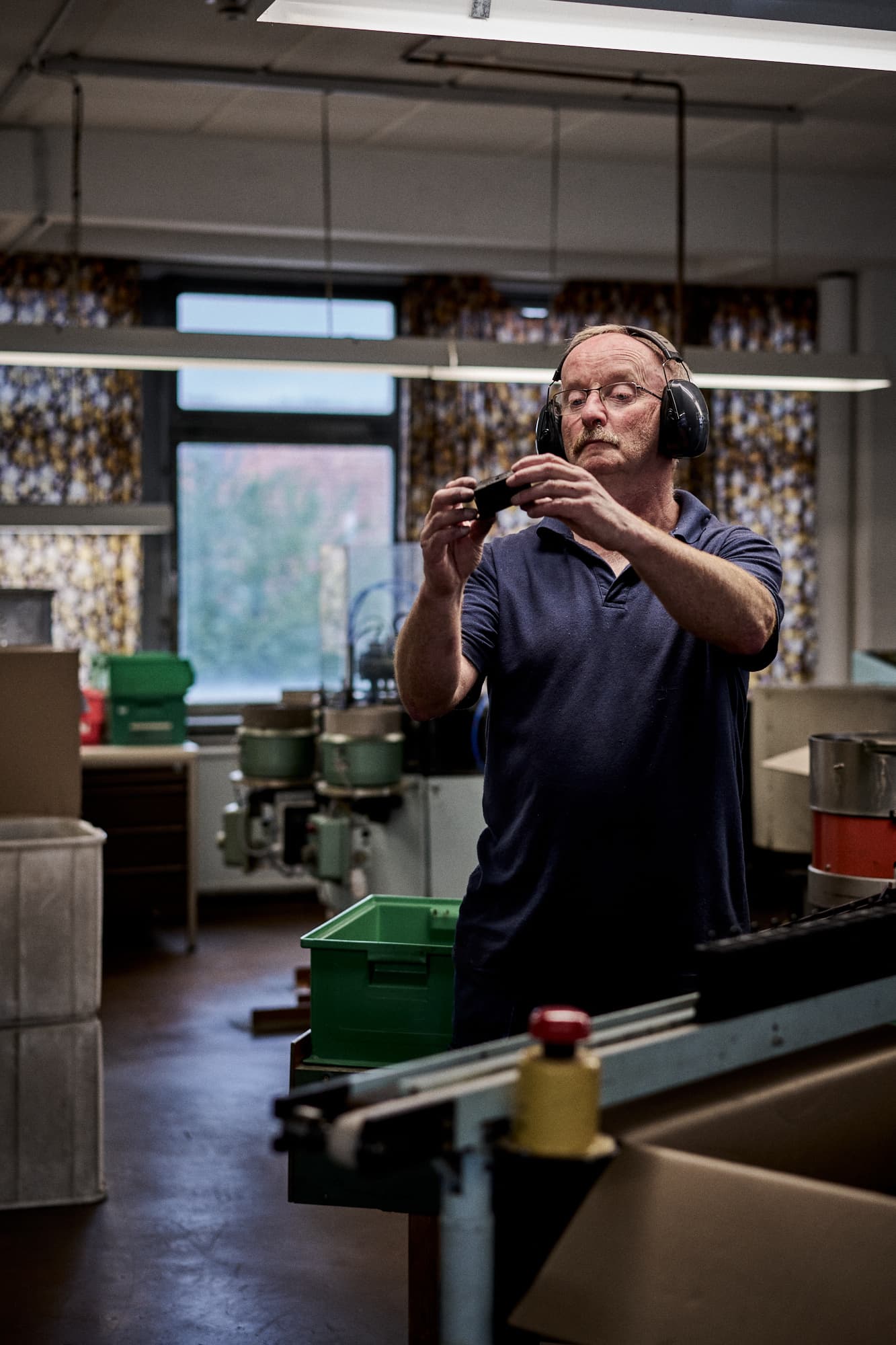 Ein Mitarbeiter von Sälzer, der prüfned einen Lasttrennschalter hochhält